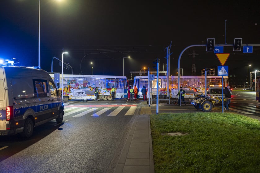 Tramwaj nr 10 wjechał w bok autobusu nr 107. Cztery osoby są lekko ranne